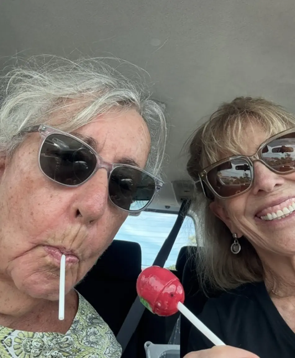 Renze (left, with a lollipop) and Susan (right, smiling), the hosts of Vida de Playa